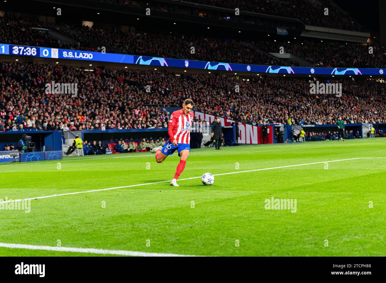 Madrid, Espagne. 13 décembre 2023. Nahuel Molina de l'Atletico Madrid vu en action lors du match de l'UEFA Champions League entre l'Atletico Madrid et le Latium au Civitas Metropolitan Stadium. Score final ; Atletico Madrid 2:0 Lazio. (Photo Alberto Gardin/SOPA Images/Sipa USA) crédit : SIPA USA/Alamy Live News Banque D'Images