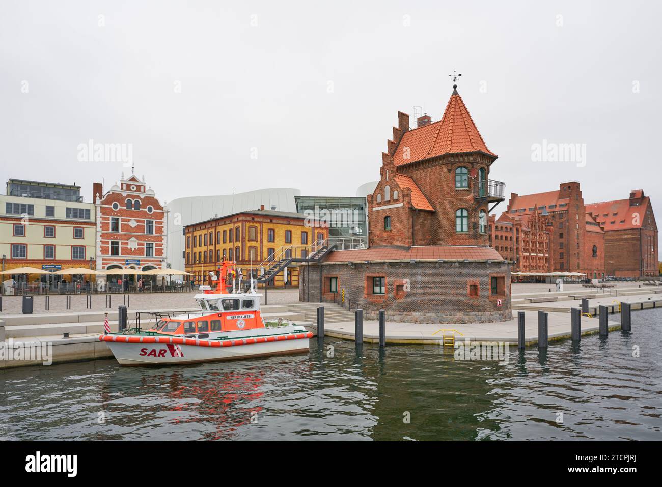 Bateau de sauvetage SAR, Hertha Jeep à la maison de pilotage sur la promenade de Stralsund en Allemagne Banque D'Images