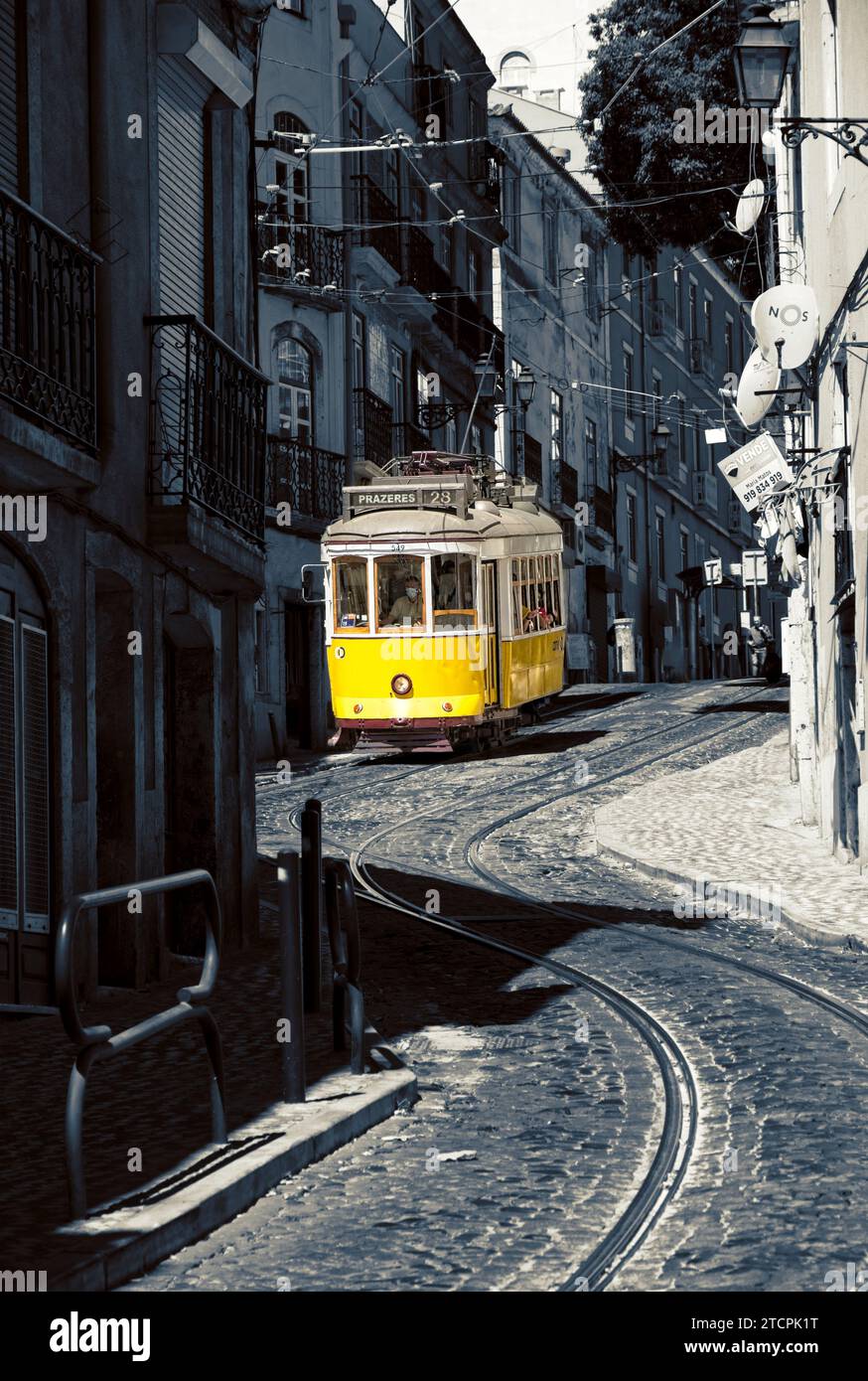 Tramway jaune n° 28 dans le district d'Alfama, Lisbonne, Portugal Banque D'Images