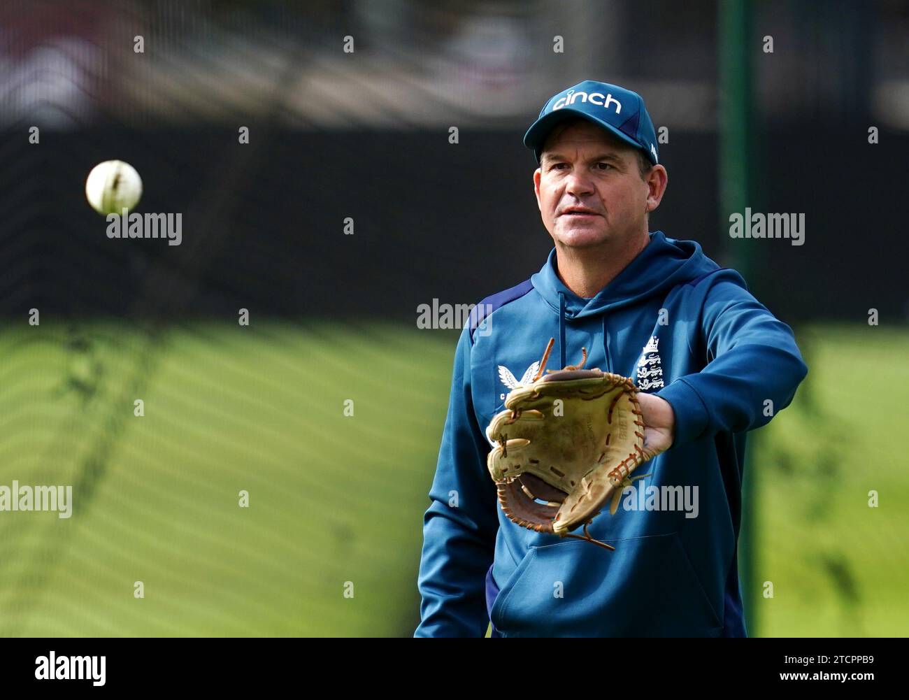 Photo du dossier datée du 25-09-2023 de l'entraîneur de balle blanche de l'Angleterre Matthew Mott. La défense de l'Angleterre pour son titre de coupe du monde de cricket aurait à peine pu être bien pire, car ils n'ont remporté que trois des neuf matchs en Inde, ce qui a incité encore plus de recherche d'âme. Date de publication : jeudi 14 décembre 2023. Banque D'Images