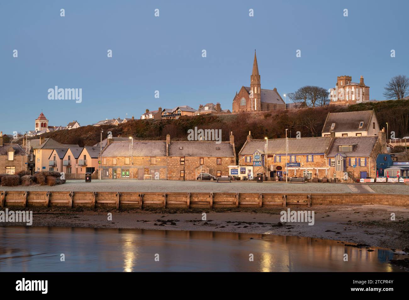 Lumière glaciale de l'aube d'hiver sur les maisons de Lossiemouth et East Beach. Lossiemouth, Morayshire, Écosse Banque D'Images