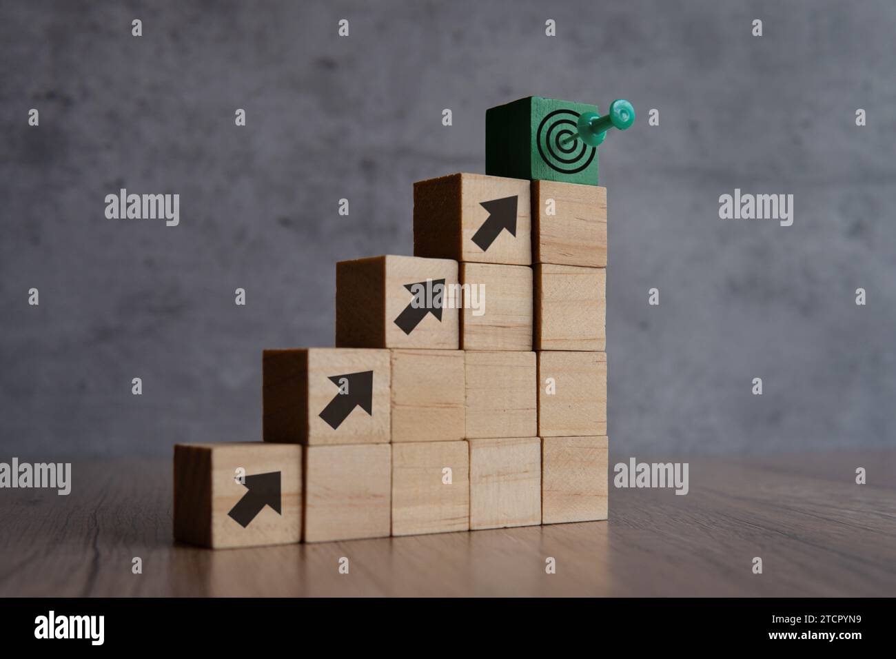 Blocs de bois avec flèche et planche cible. Copier l'espace pour le texte. Objectifs commerciaux, objectif et concept de mission. Banque D'Images