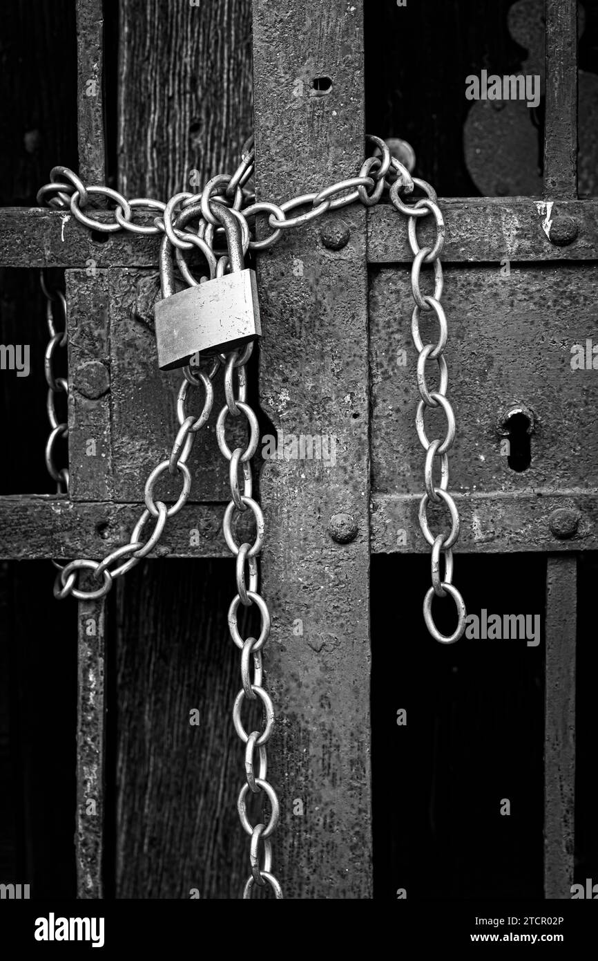 Photo en noir et blanc d'un avec une chaîne et un cadenas, verrouillé, verrouillé Banque D'Images Photo en noir et blanc d'un avec une chaîne et un cadenas, verrouillé, verrouillé Banque D'Images