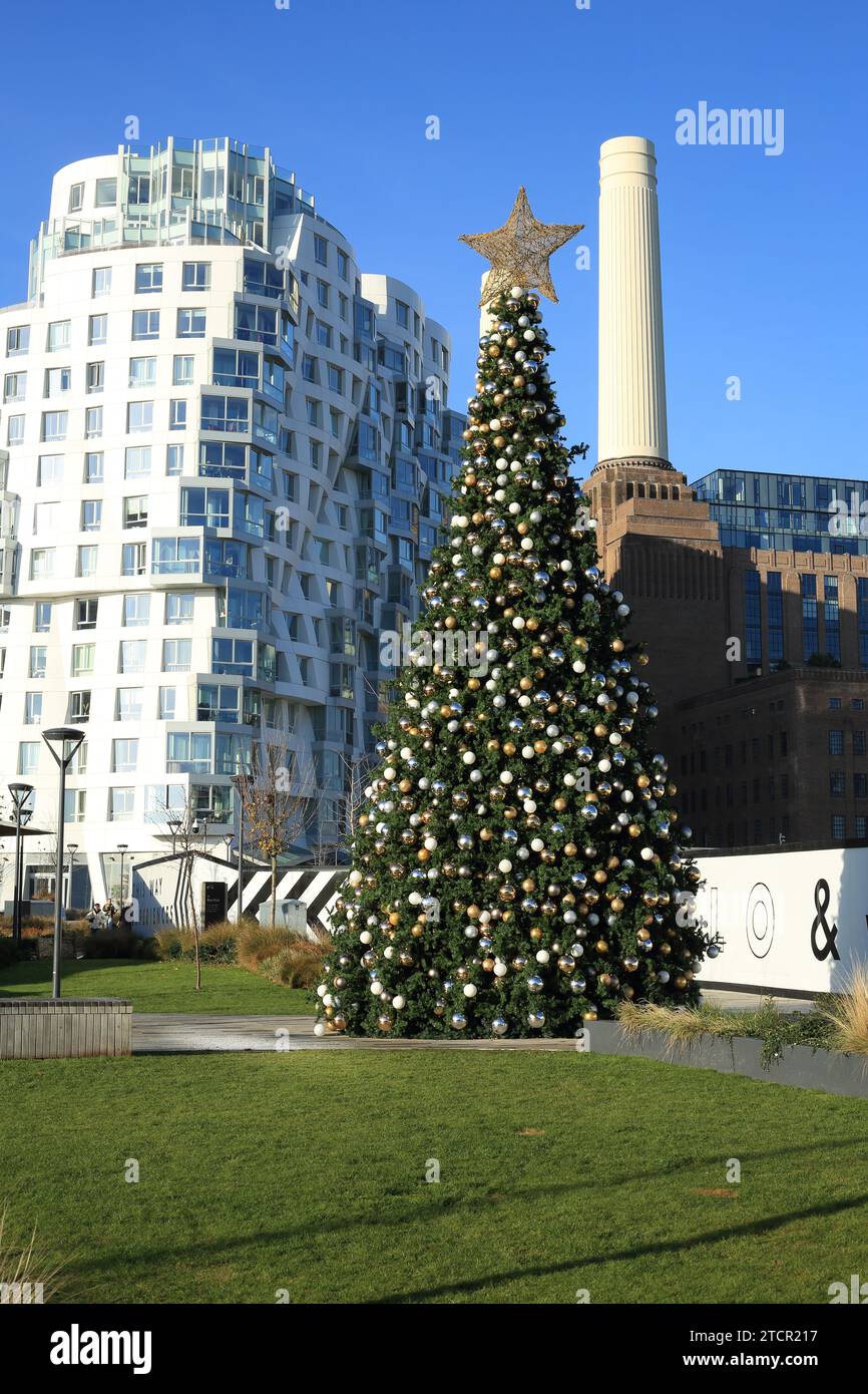 Arbre de Noël avec Battersea Power Station et Prospect place (Gehry Partners Architect) développement et ciel bleu près de Nine Elms Lane, Londo Banque D'Images