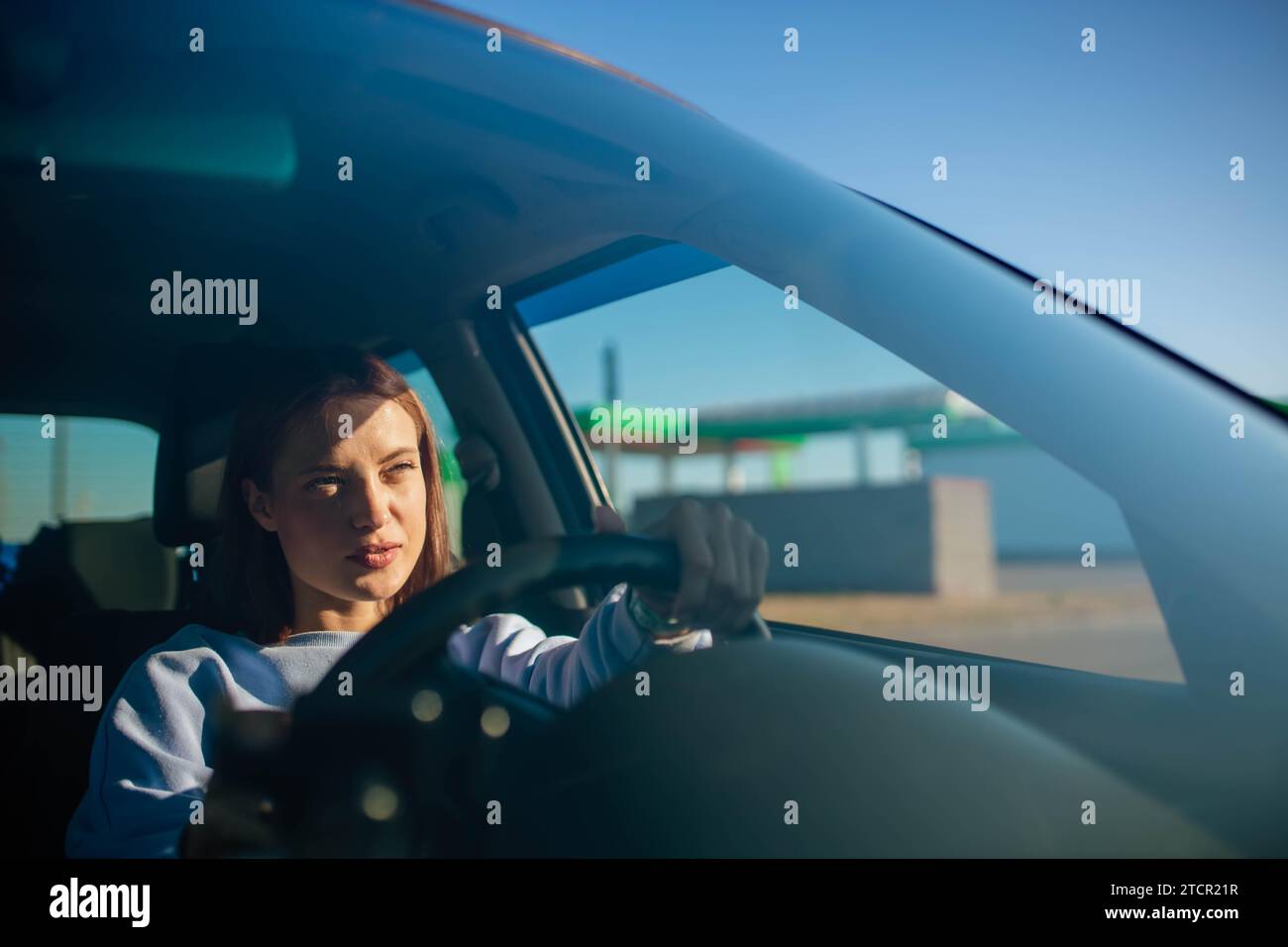 Jeune belle femme pilote conduisant une voiture, voyage heureux, voyage de printemps Banque D'Images