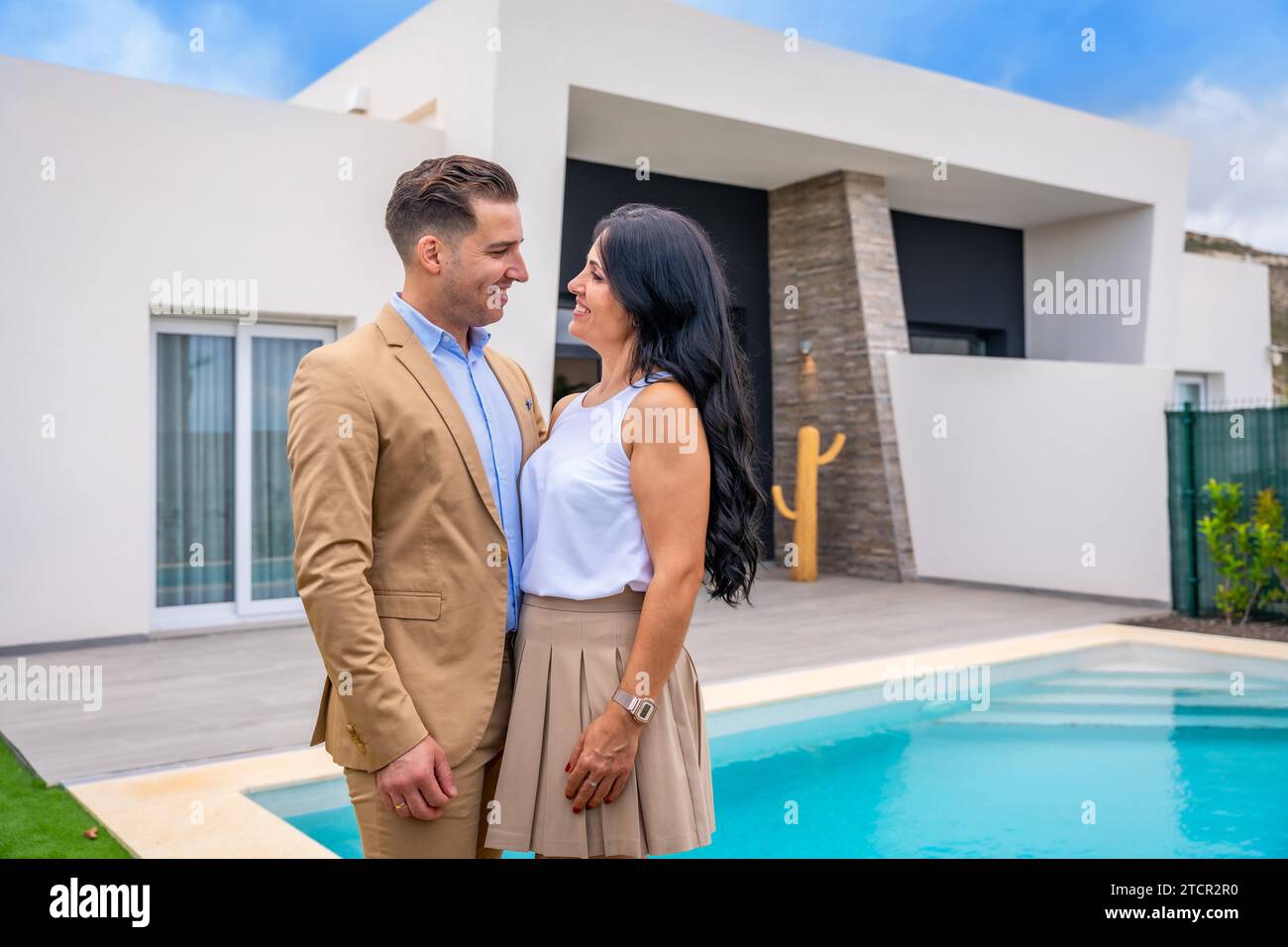 Portrait d'un couple heureux et fier face à face dans leur nouvelle maison de luxe Banque D'Images