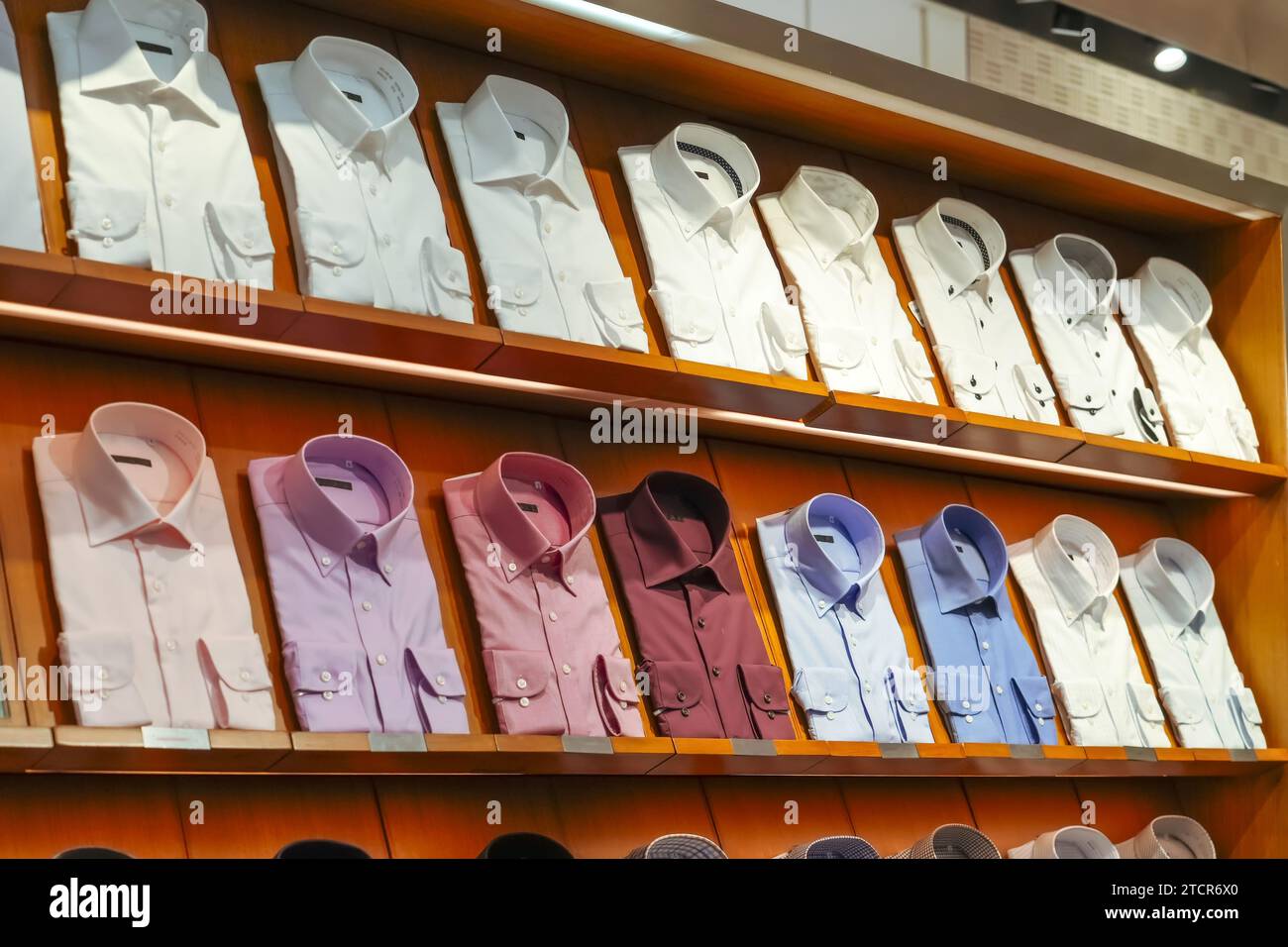 Chemises classiques pour hommes de différentes couleurs exposées dans un magasin de vêtements pour hommes Banque D'Images