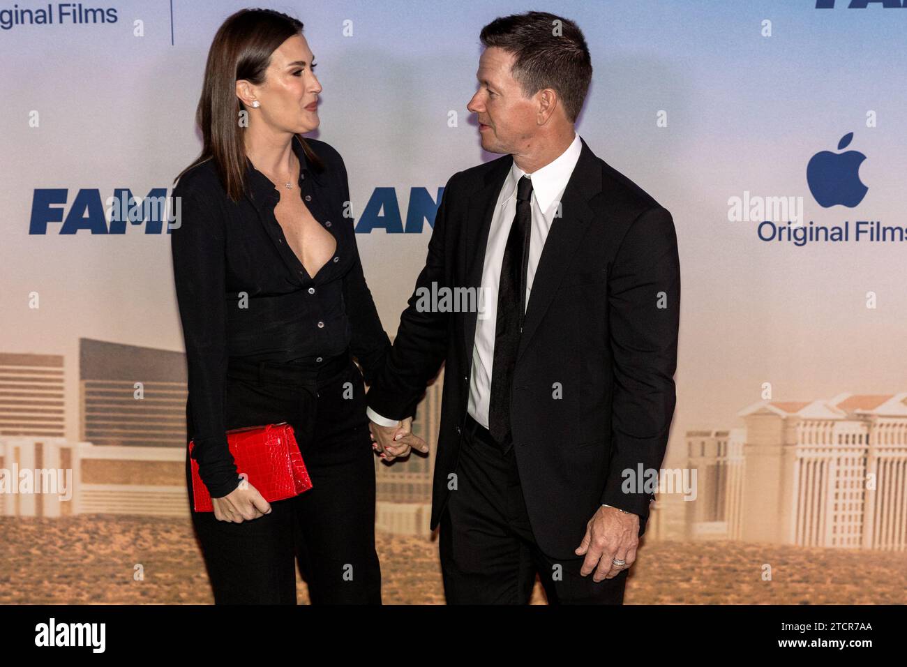 Las Vegas, États-Unis. 13 décembre 2023. (G-D) Rhea Durham et Mark Wahlberg assistent à la première mondiale de « The Family Plan » au Chelsea Theater au Cosmopolitan de Las Vegas, Nevada, le vendredi 13 décembre 2023. « The Family Plan » sera présenté en première mondiale sur Apple TV le vendredi 15 décembre 2023. (Travis P ball/Sipa USA) crédit : SIPA USA/Alamy Live News Banque D'Images