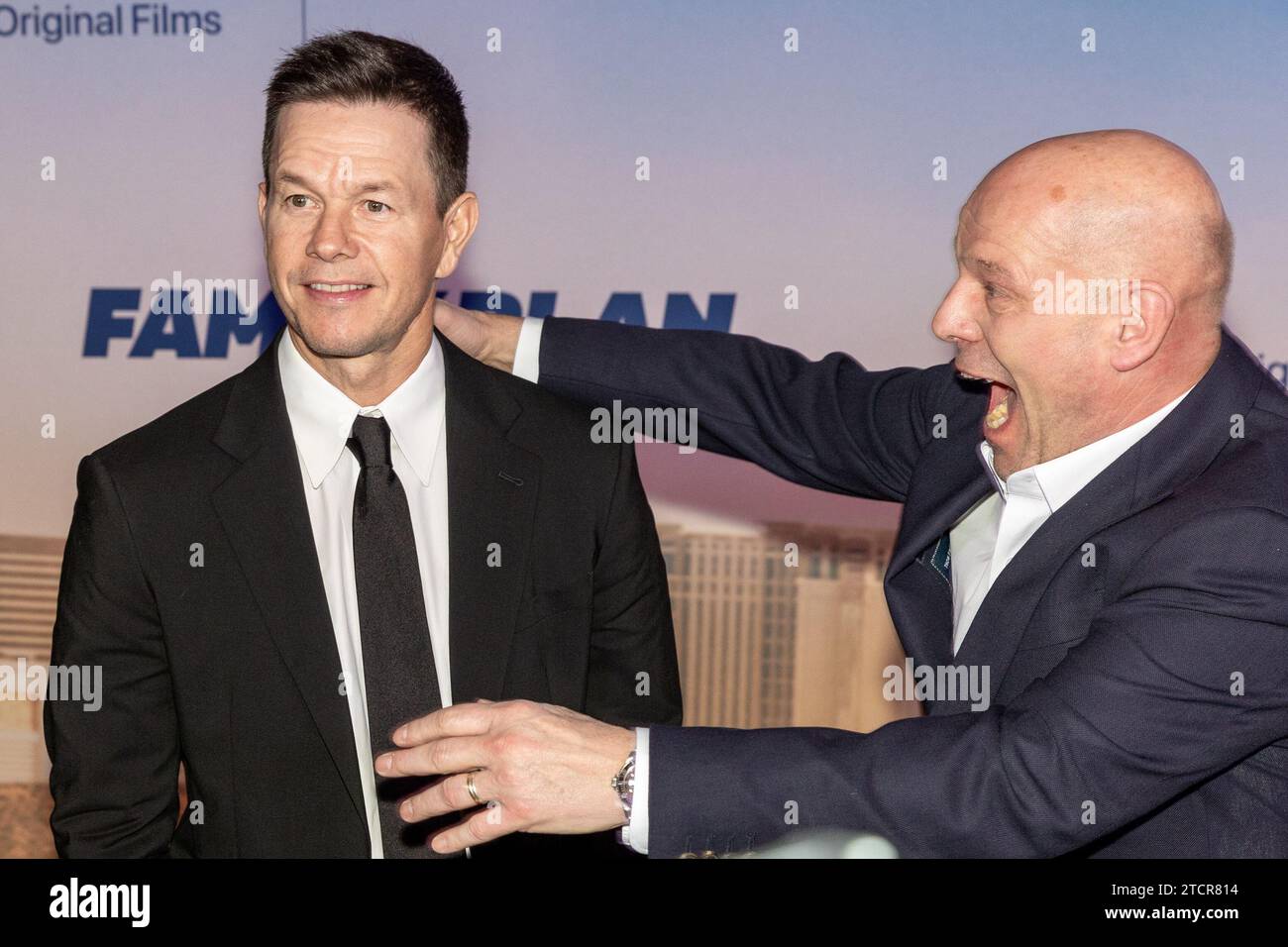 Las Vegas, États-Unis. 13 décembre 2023. Mark Wahlberg (à gauche), acteur et producteur, et Simon Cellan Jones, réalisateur, assistent à la première mondiale de "The Family Plan" au Chelsea Theater au Cosmopolitan de Las Vegas, Nevada, le vendredi 13 décembre 2023. « The Family Plan » sera présenté en première mondiale sur Apple TV le vendredi 15 décembre 2023. (Travis P ball/Sipa USA) crédit : SIPA USA/Alamy Live News Banque D'Images