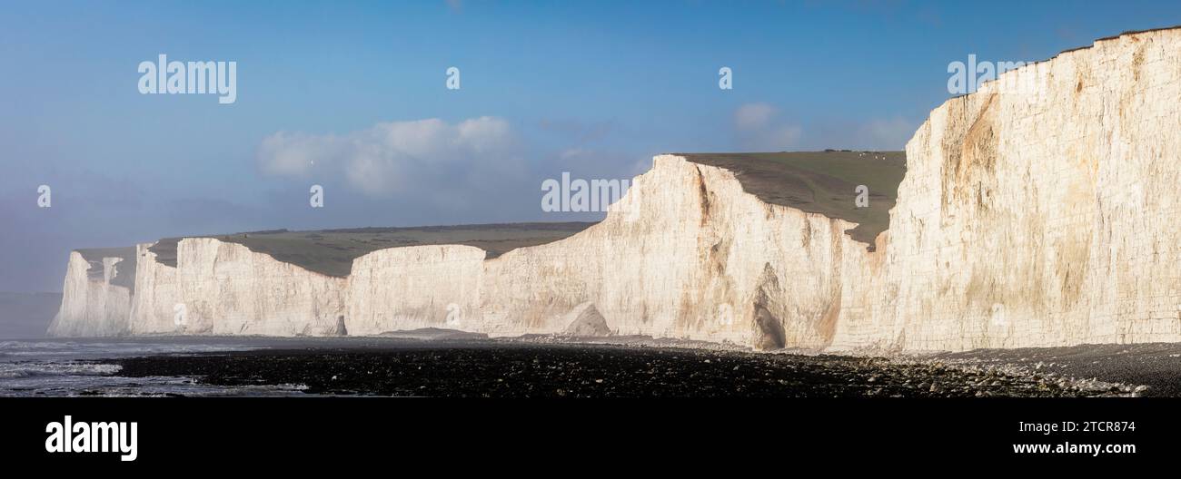 Vue panoramique des falaises de craie des sept sœurs sur les duvets sud de la plage de Birling Gap sur la côte est du Sussex au sud-est de l'Angleterre Banque D'Images