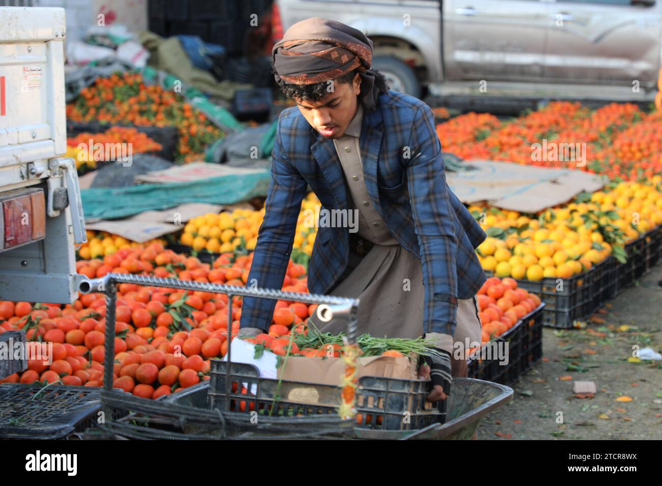 SANAA, Sanaa, Yémen. 14 décembre 2023. Les vendeurs d'orange attendent des clients sur un marché de fruits à Sanaa, Yémen. La production agricole d'oranges a connu un déclin ces dernières années en raison d'une combinaison de facteurs, tels que les conditions économiques et l'escalade continue du conflit entre le gouvernement internationalement reconnu et la communauté houthi. les données de recensement agricole les plus récentes au Yémen montrent que la production d'orange du pays a atteint environ 119 mille tonnes, la majorité provenant du gouvernorat de Ma'Rib. Ma'Rib représente la moitié de l'orange du pays Banque D'Images