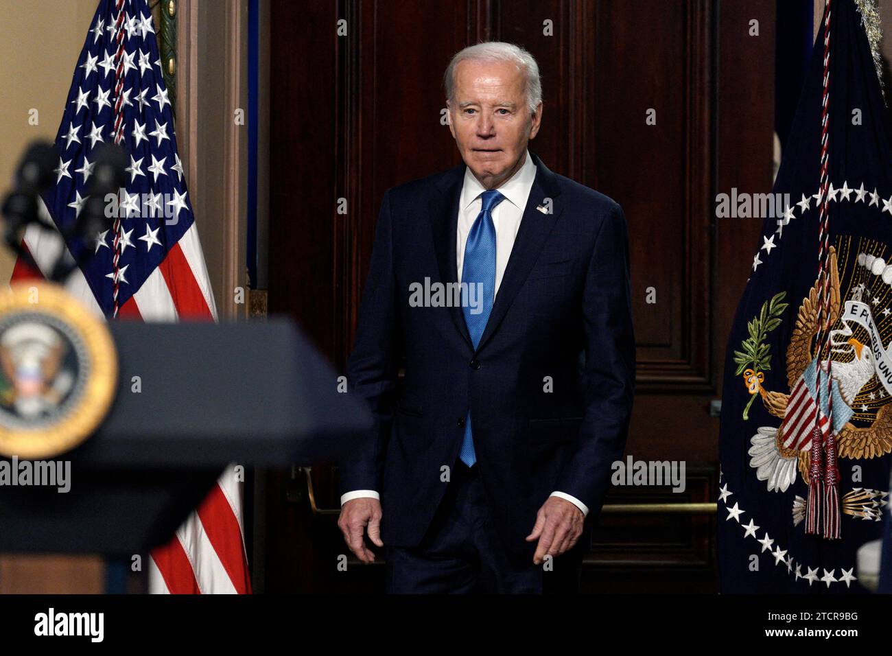 Washington, États-Unis. 14 décembre 2023. Une photo datée du 13 décembre 2023 montre que le président américain Joe Biden arrive pour prononcer une allocution lors de la réunion du Conseil consultatif national sur les infrastructures à la Maison Blanche à Washington, DC, États-Unis. La Chambre des représentants américaine a voté pour officialiser son enquête de destitution du président Joe Biden. Les législateurs ont voté dans le sens du parti pour soutenir une résolution qui, selon les républicains, leur donnera plus de pouvoir pour recueillir des preuves et faire respecter les exigences légales. Photo de Yuri Gripas/ABACAPRESS.COM crédit : Abaca Press/Alamy Live News Banque D'Images