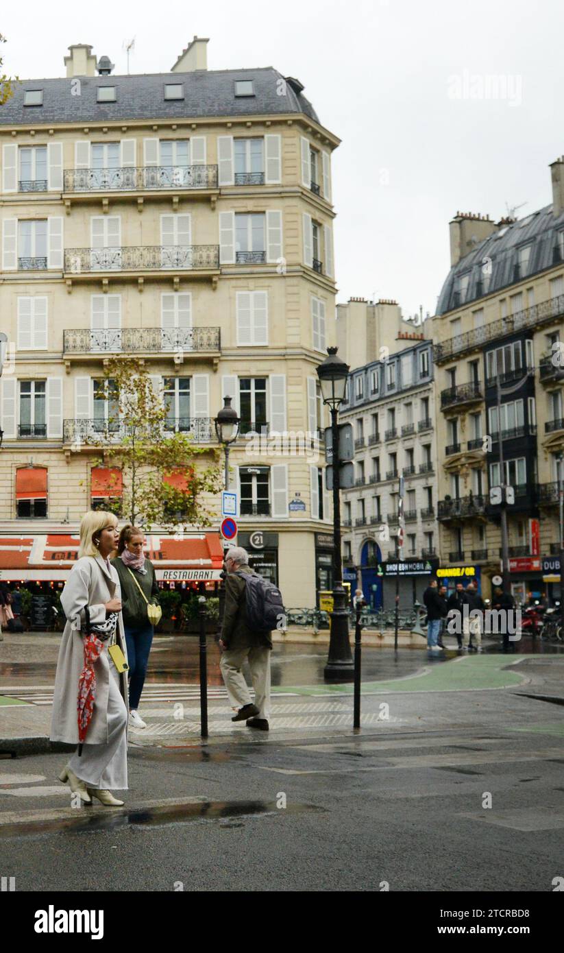 Une femme à la mode à Paris, France. Banque D'Images