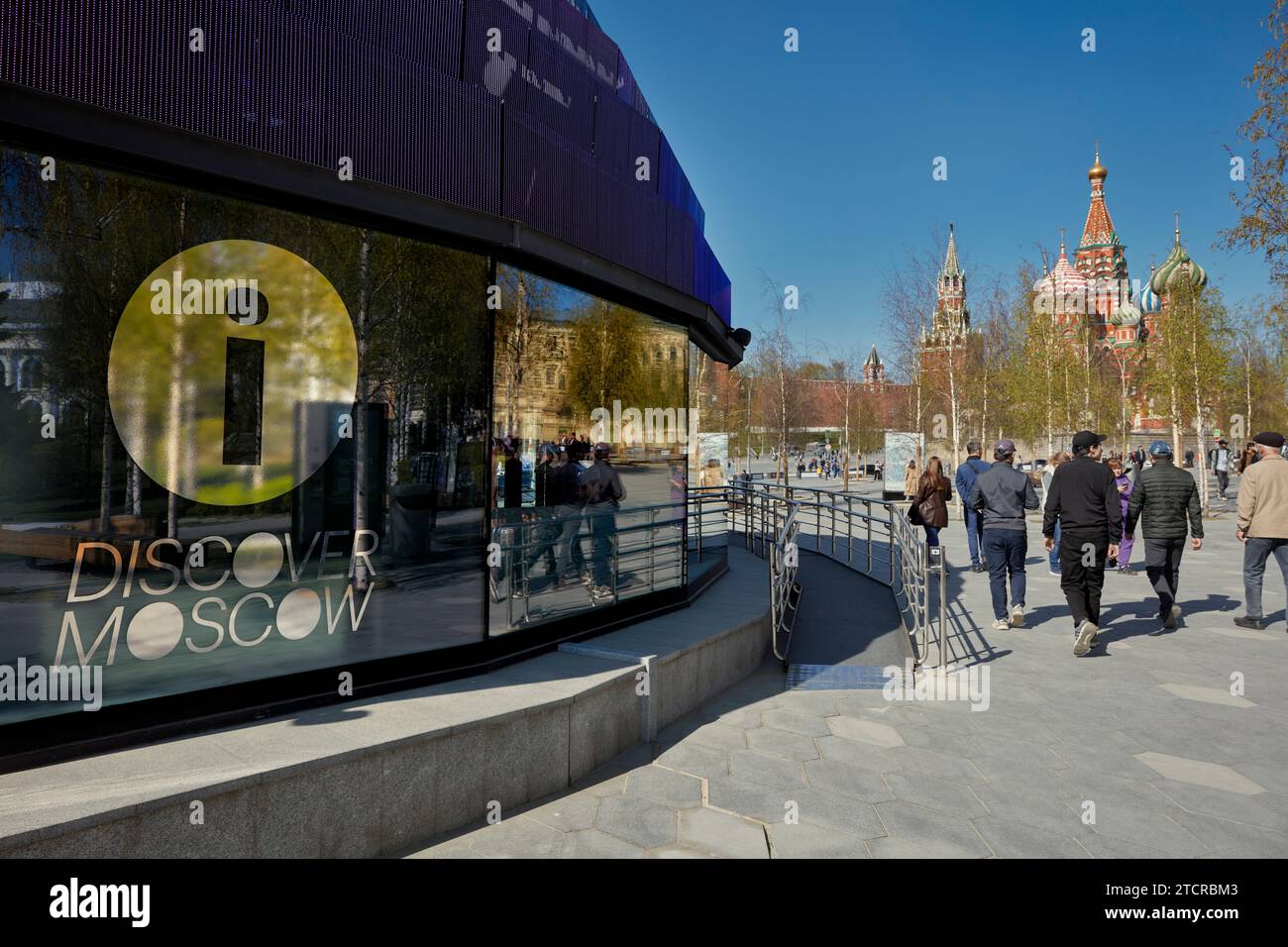 Les gens marchent près du pavillon d’information « Discover Moscow » près de la place Rouge. Moscou, Fédération de Russie. Banque D'Images