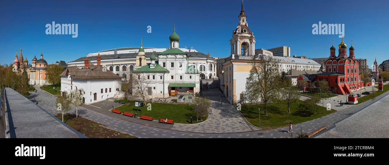 Large vue panoramique sur la rue Varvarka avec de nombreux bâtiments historiques et églises du 17e siècle. Moscou, Fédération de Russie. Banque D'Images