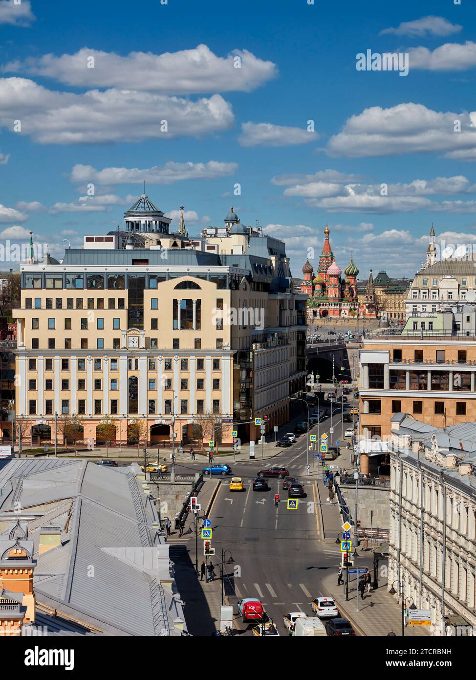 Vue aérienne du quartier de Zamoskvorechye avec la cathédrale Saint-Basile en arrière-plan. Moscou, Fédération de Russie. Banque D'Images