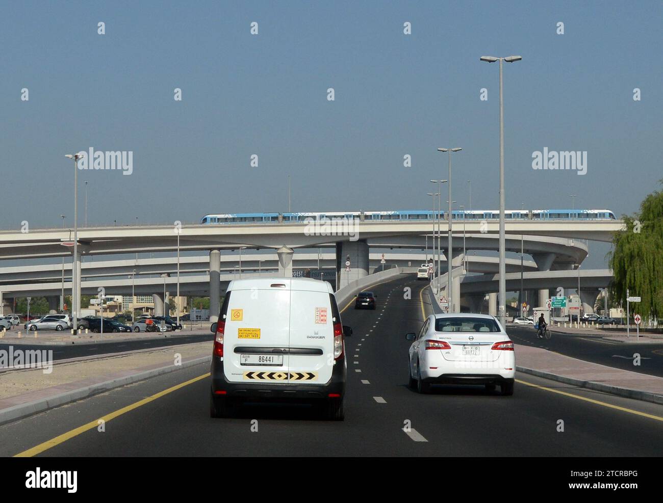 Conduite sur l'autoroute E11 Sheikh Zayed Rd dans la ville des médias et la ville Internet à Dubaï, Émirats arabes Unis. Banque D'Images