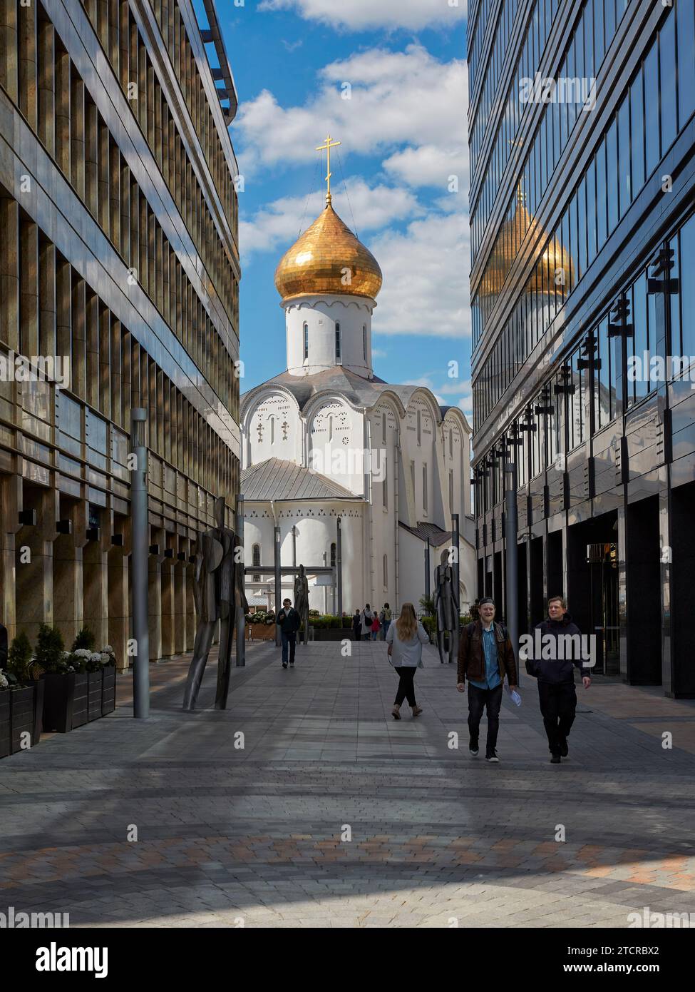 Vieille église Saint-Nicolas à Tverskaya Zastava entourée de bâtiments modernes. Moscou, Russie. Banque D'Images