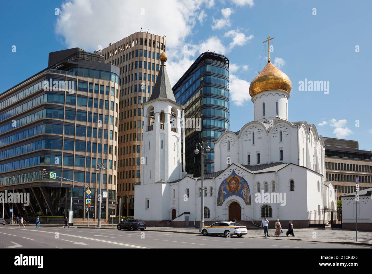 Ancienne église Saint-Nicolas à Tverskaya Zastava et nouveaux bâtiments modernes en arrière-plan. Moscou, Russie. Banque D'Images