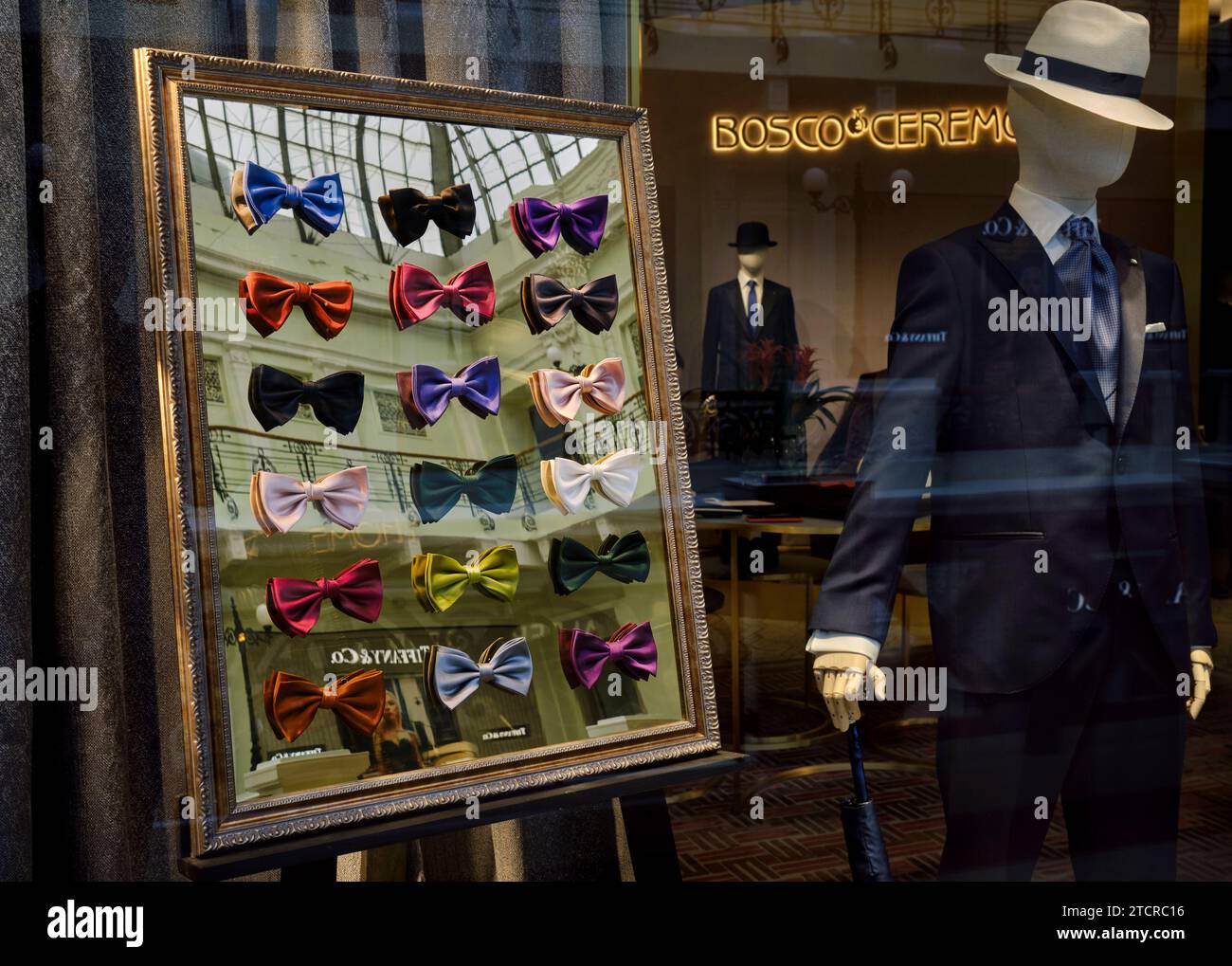 Collection colorée de noeuds papillon haut de gamme affichés dans la vitrine du passage Petrovsky, grand magasin de luxe. Moscou, Fédération de Russie. Banque D'Images