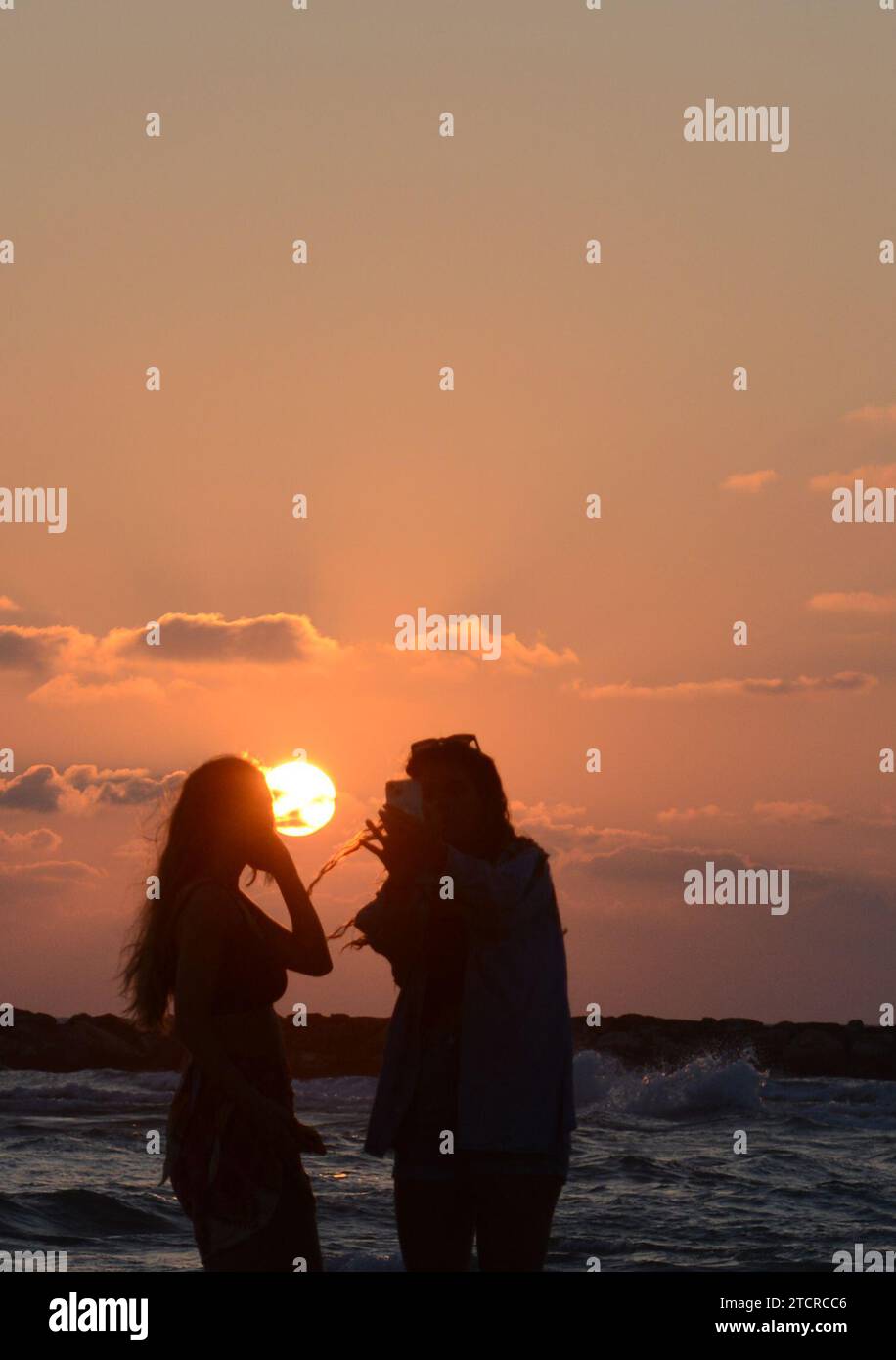 Un beau coucher de soleil vu de la plage de tel-Aviv, Israël. Banque D'Images