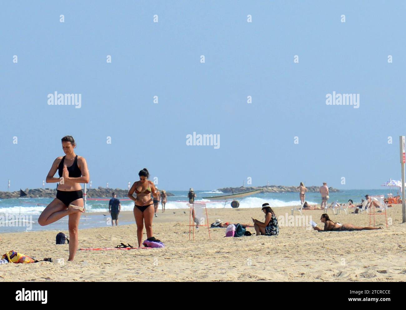 Une femme pratiquant le yoga sur la plage de tel-Aviv, Israël. Banque D'Images