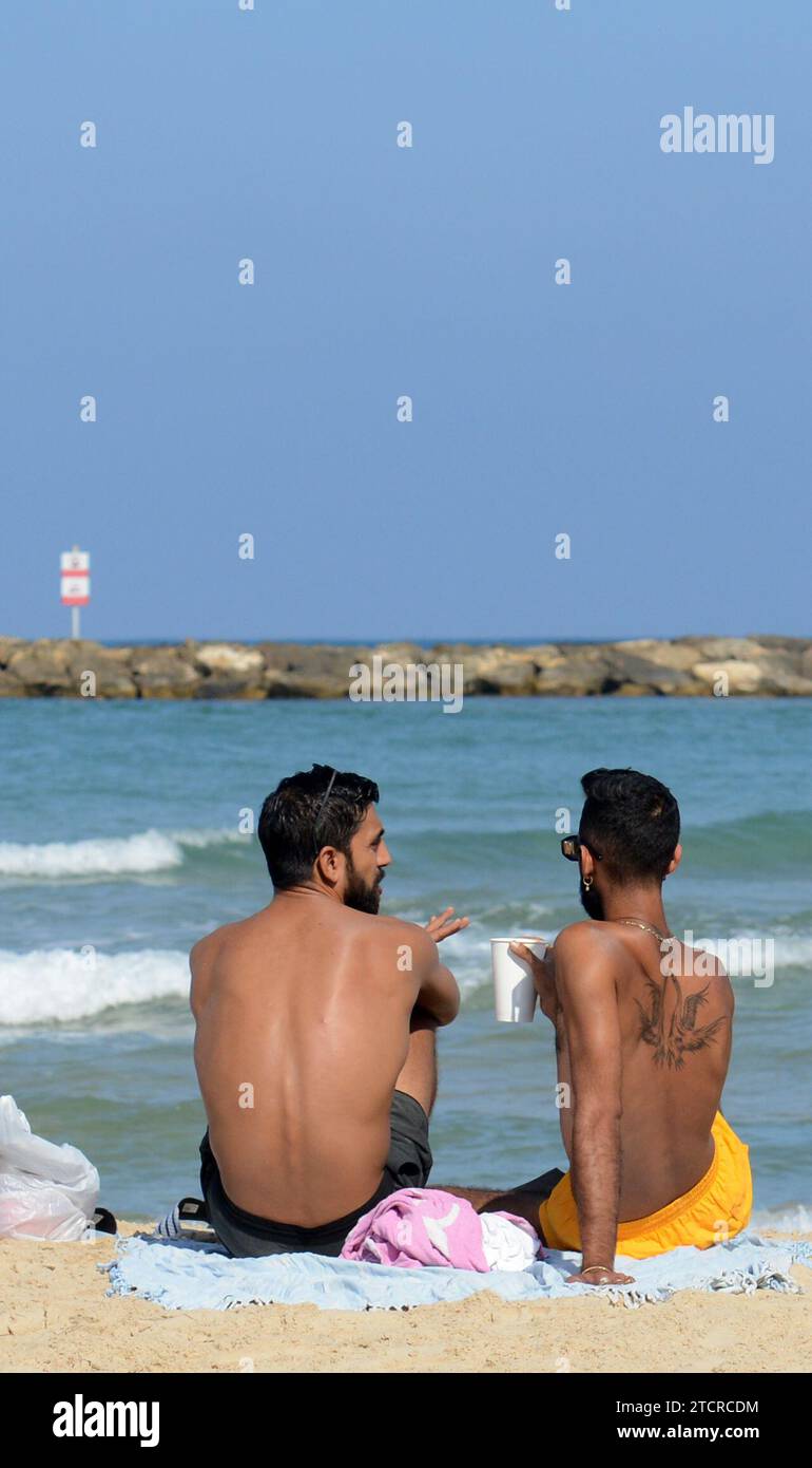 Hommes socialisant sur la plage de tel-Aviv, Israël. Banque D'Images