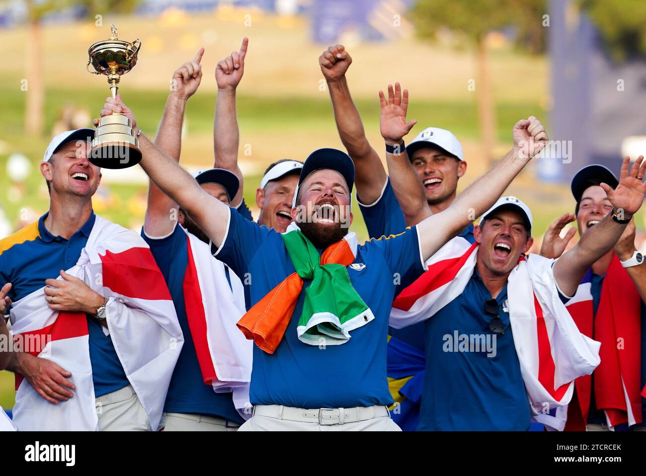 Photo de dossier datée du 01-10-2023 de Team Europe soulevant la Ryder Cup. L’Europe a repris la Ryder Cup avec un score final de 16.5-11.5 à Marco Simone. Date de parution : jeudi 14 novembre 2023. Banque D'Images