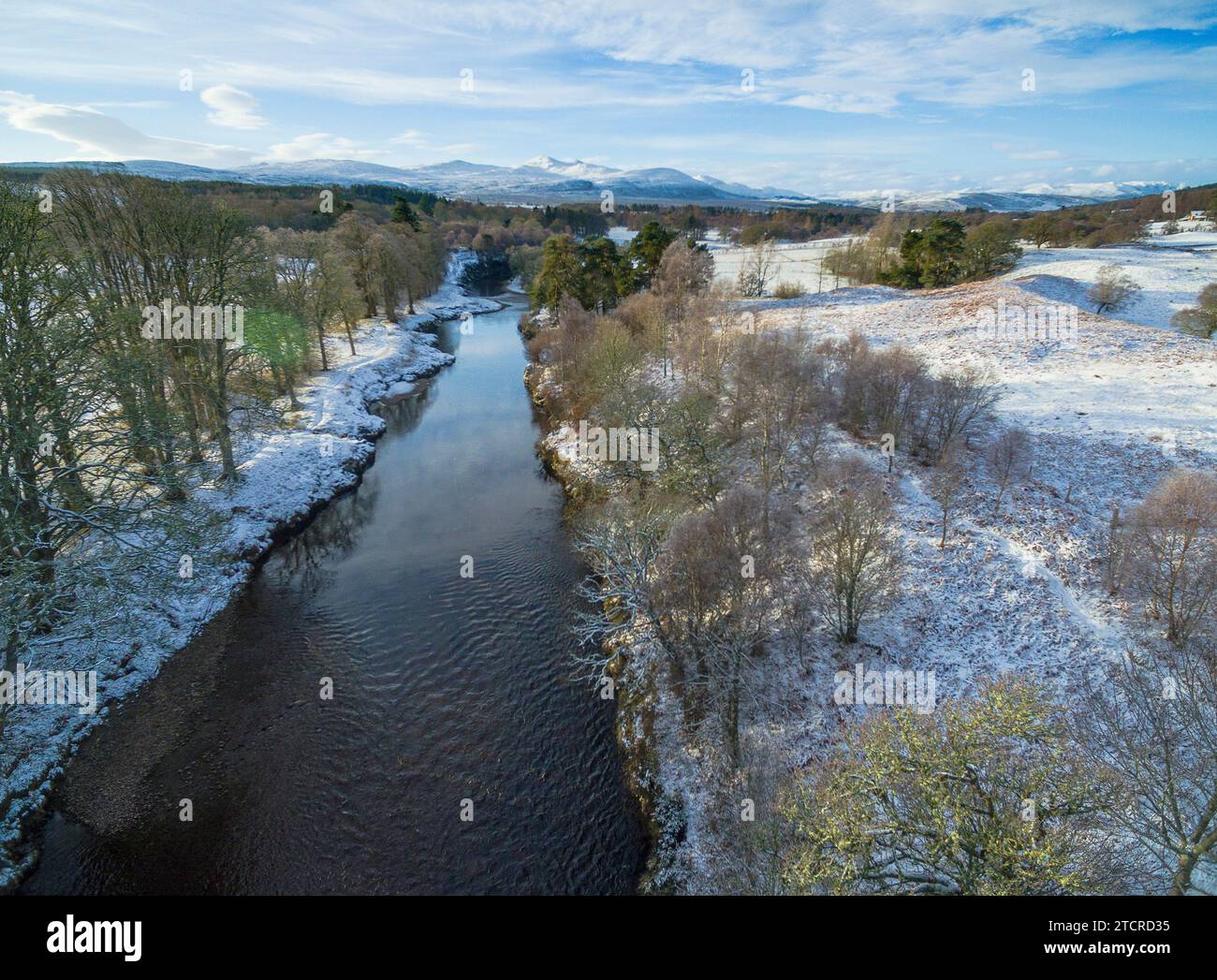 Vue aérienne hivernale de la rivière Carron près d'Ardgay dans les Highlands écossais de Sutherland, Écosse, Royaume-Uni Banque D'Images
