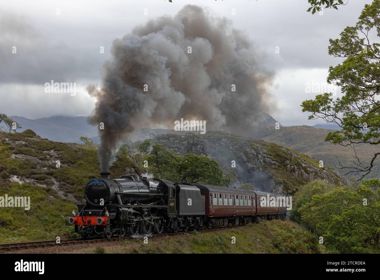 Le train à vapeur s'approche de la caméra avec de la vapeur bouillonnante. Conduites principales avec vapeur et fumée. Train Fanous utilisé dans Harry Potter comme Poudlard Express. Banque D'Images