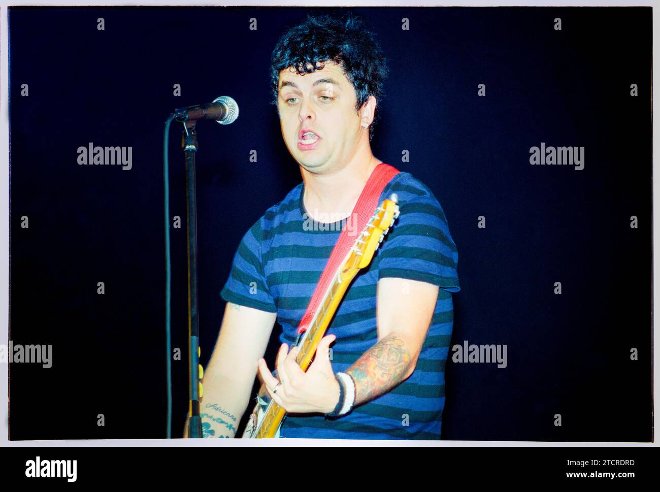 BILLIE JOE ARMSTRONG, GREEN DAY, READING FESTIVAL, 2001 : Billie Joe Armstrong du groupe de punk rock américain Green Day joue sur la scène principale au Reading Festival, Reading, Angleterre, le 24 août 2001. Le groupe tourne avec leur 6e album studio, Warning, sorti en 2000. Photo : Rob Watkins Banque D'Images