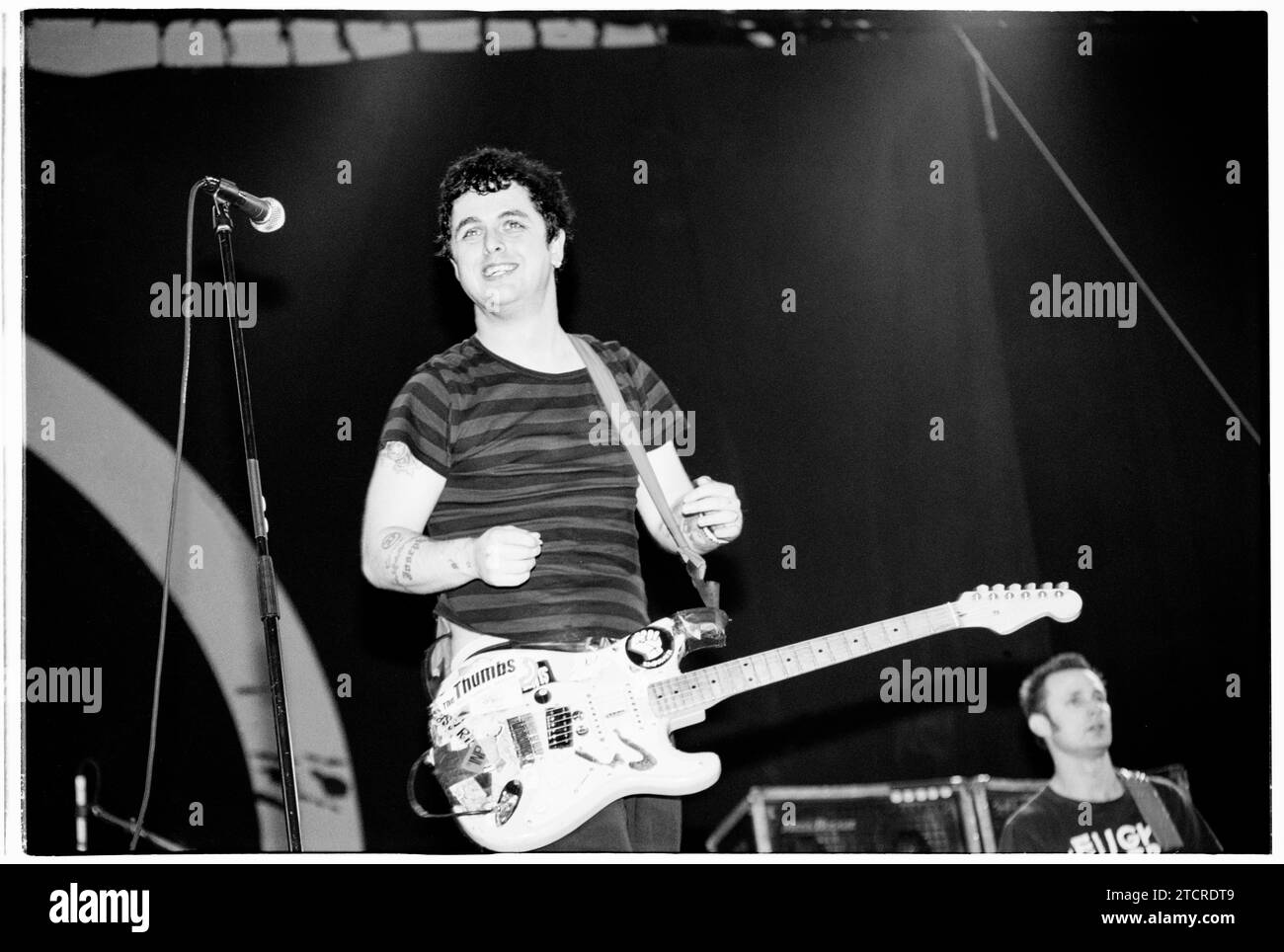 BILLIE JOE ARMSTRONG, GREEN DAY, READING FESTIVAL, 2001 : Billie Joe Armstrong du groupe de punk rock américain Green Day joue sur la scène principale au Reading Festival, Reading, Angleterre, le 24 août 2001. Le groupe tourne avec leur 6e album studio, Warning, sorti en 2000. Photo : Rob Watkins Banque D'Images