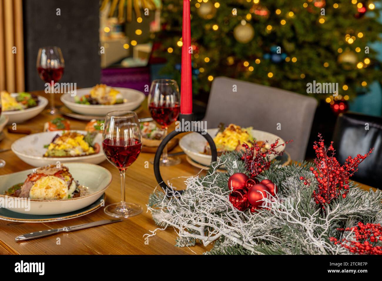 Table de Noël servie avec différents plats Banque D'Images