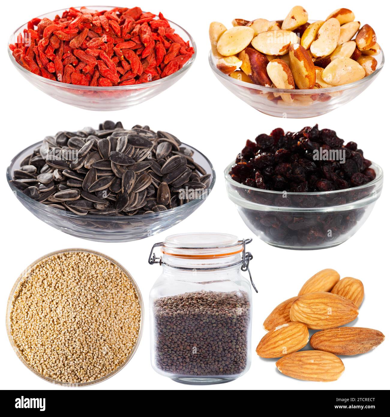 Plaques de verre avec produits séchés et en vrac sur fond blanc Banque D'Images