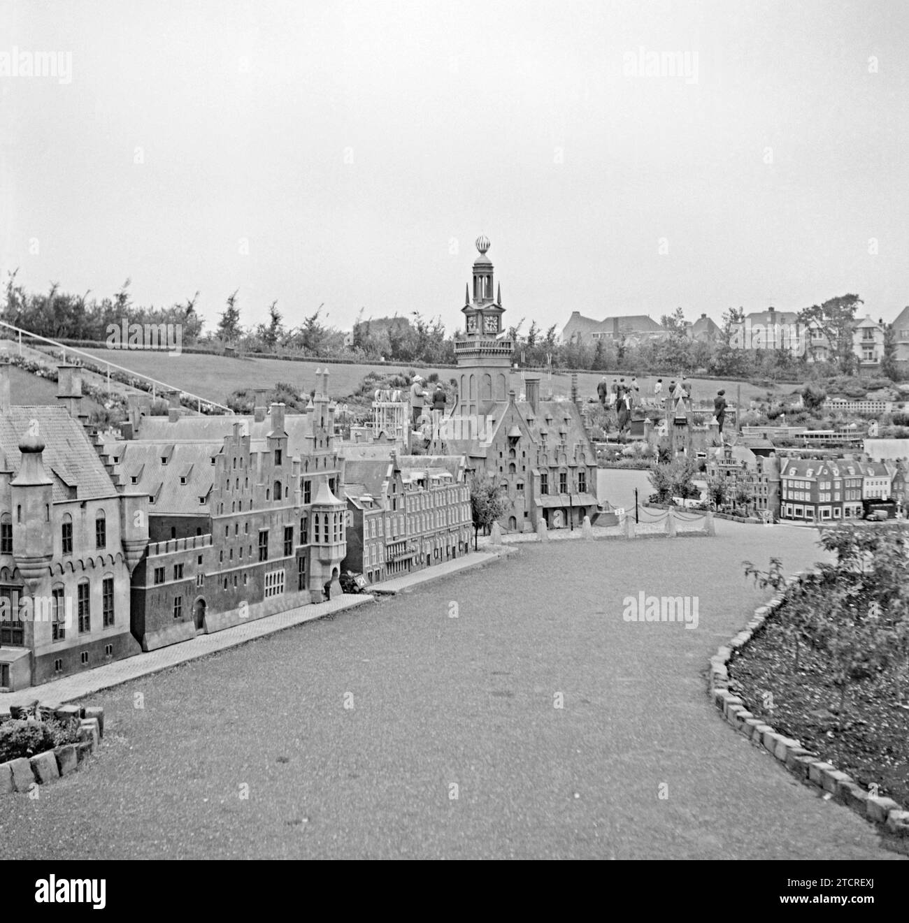 Madurodam, la Haye, pays-Bas photographié en 1955. Madurodam est un parc à thème miniature, un « village » modèle et une attraction touristique dans le quartier de Scheveningen à la Haye. Il abrite une gamme de répliques à l'échelle 1:25 de célèbres monuments hollandais et le style de vie, les villes historiques, l'industrie et les développements. Le parc a été ouvert en 1952 et des dizaines de millions de visiteurs ont visité l'attraction avec les bénéfices du parc allant à diverses associations caritatives aux pays-Bas. Banque D'Images