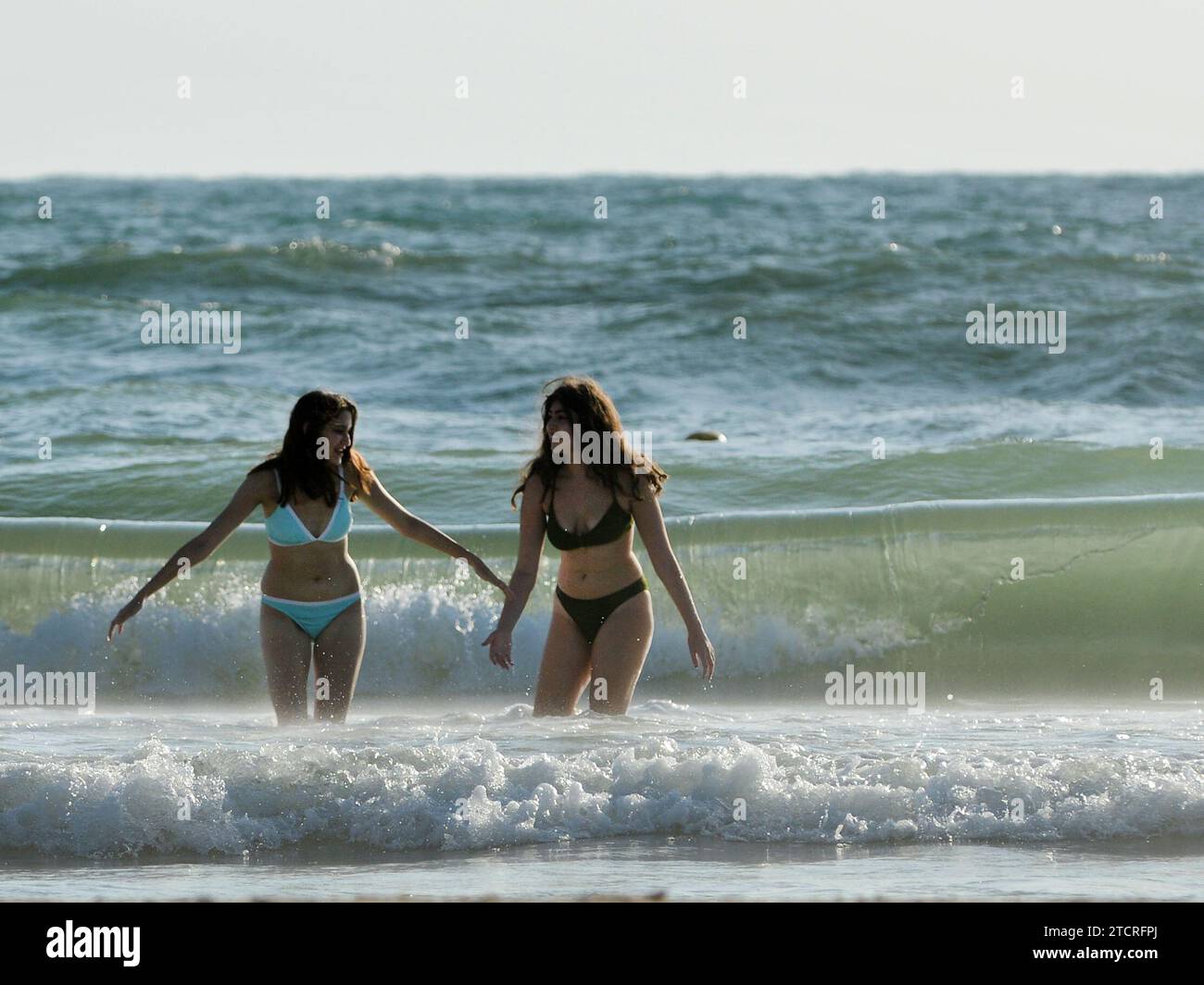 Femmes en bikini socialisant sur la plage à tel-Aviv, Israël. Banque D'Images