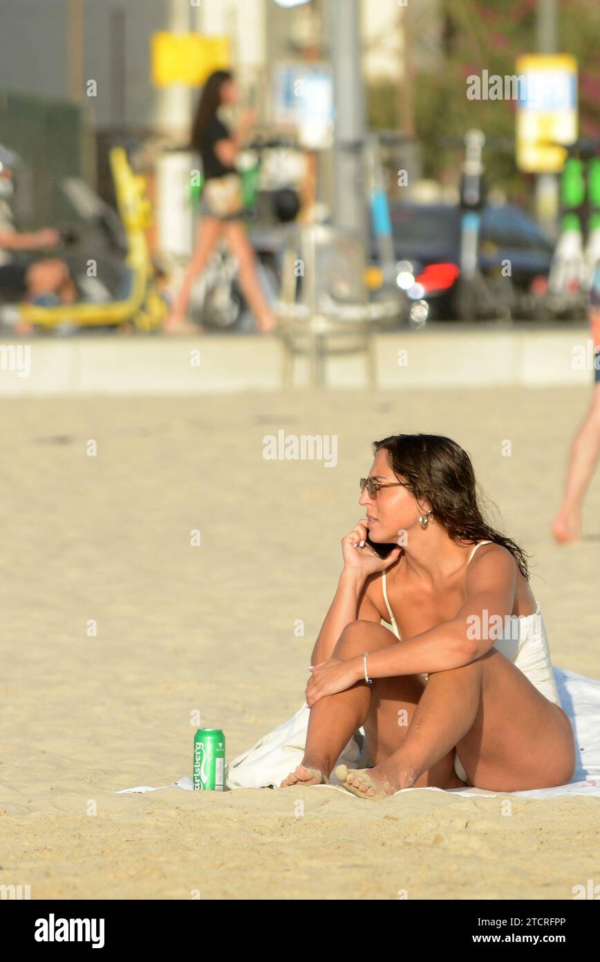 Femmes en bikini socialisant sur la plage à tel-Aviv, Israël. Banque D'Images