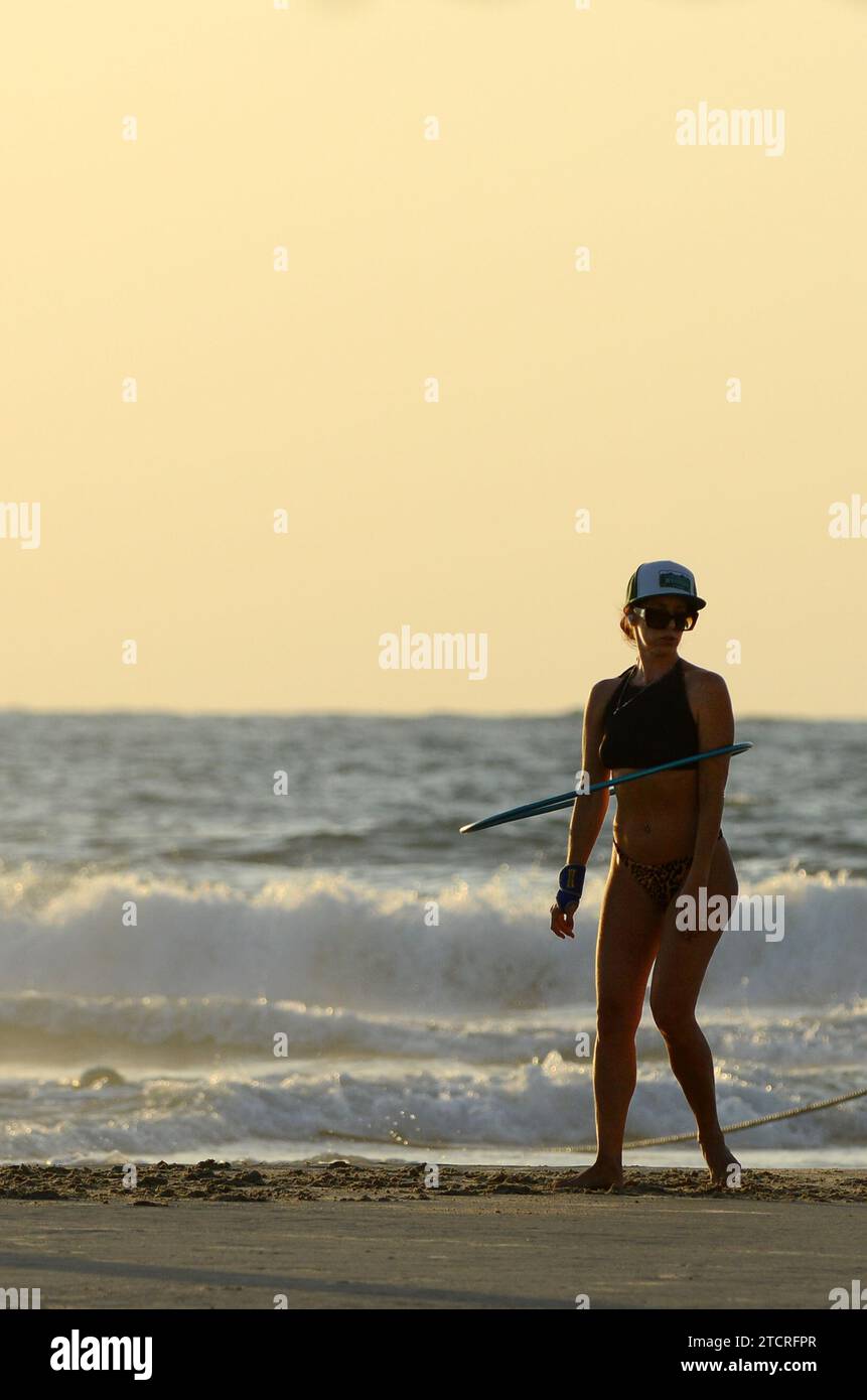 Une femme avec son hula hoop sur la plage de tel-Aviv, Israël. Banque D'Images