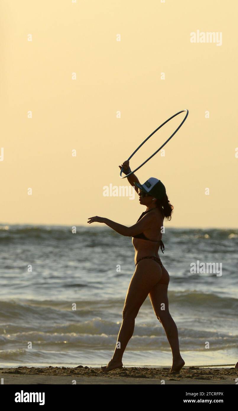 Une femme avec son hula hoop sur la plage de tel-Aviv, Israël. Banque D'Images