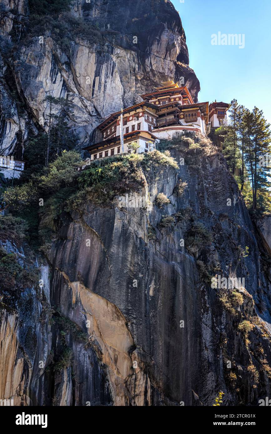 Paro Taktsang (ou monastère de Taktsang Palphug ou nid du tigre), site sacré bouddhiste de Vajrayana himalaya à flanc de falaise, haute vallée de Paro, Bhoutan Banque D'Images