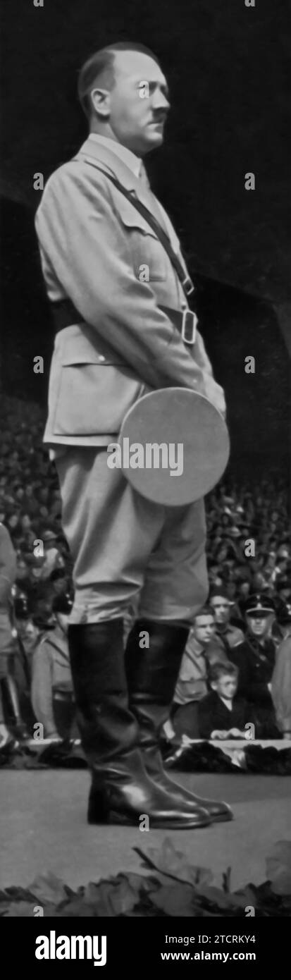 1/3. Adolf Hitler est représenté en train de faire un discours dans une image composite avec plusieurs images, chacune le capturant dans diverses poses et expressions. Cette représentation souligne sa présence dynamique en tant que conférencier et l'intensité qu'il a apportée aux discours publics. Les différentes montures illustrent la gamme de son style oratoire, du charismatique et engageant au intense et commandant. Ces images ont été conçues pour souligner son efficacité en tant que communicateur et leader, pivot dans la mobilisation du soutien et la promotion de l'idéologie nazie. Banque D'Images