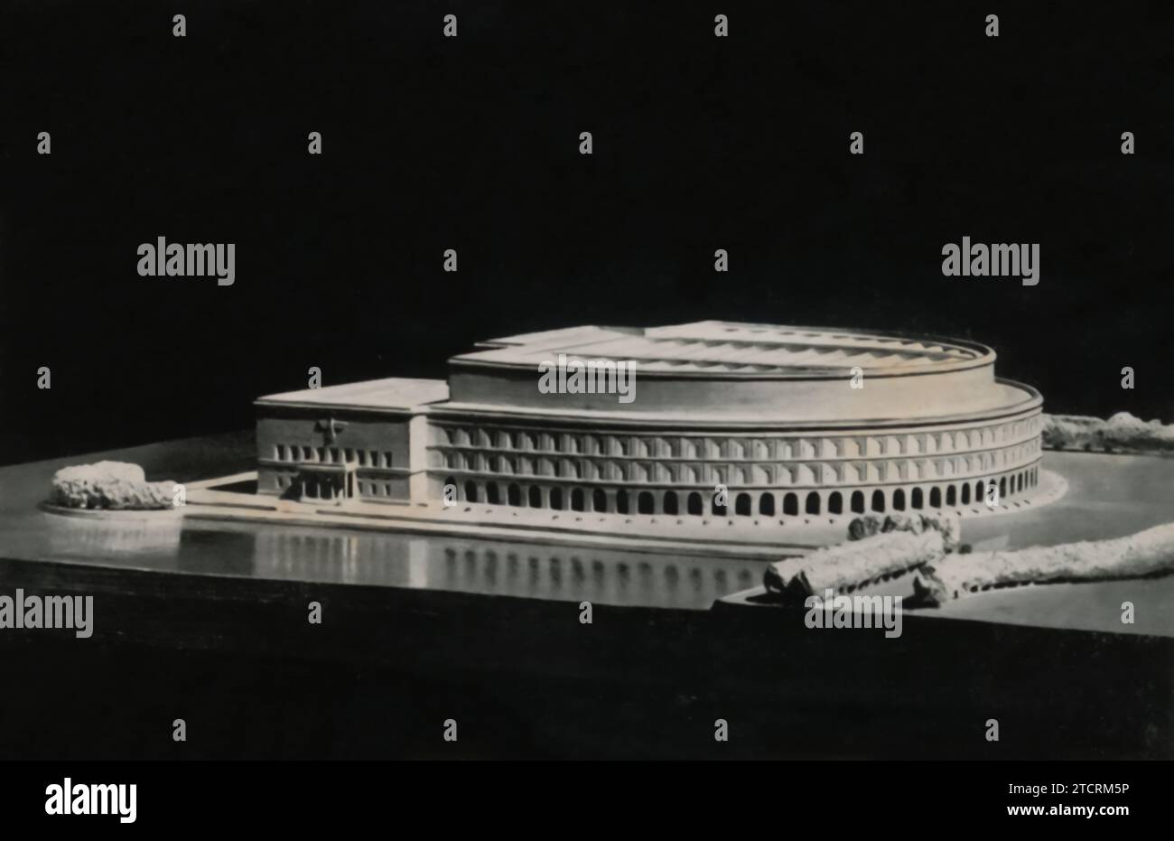 La conception de la salle des congrès du Reichsparteitag à Nuremberg représente un projet architectural monumental entrepris sous le régime nazi. Cette structure, destinée aux rassemblements du parti, faisait partie du vaste réaménagement de Nuremberg pour accueillir des événements massifs du parti nazi. La conception de la salle des congrès reflète la préférence du régime pour une architecture grandiose et imposante, symbolisant son pouvoir et son idéologie. Banque D'Images