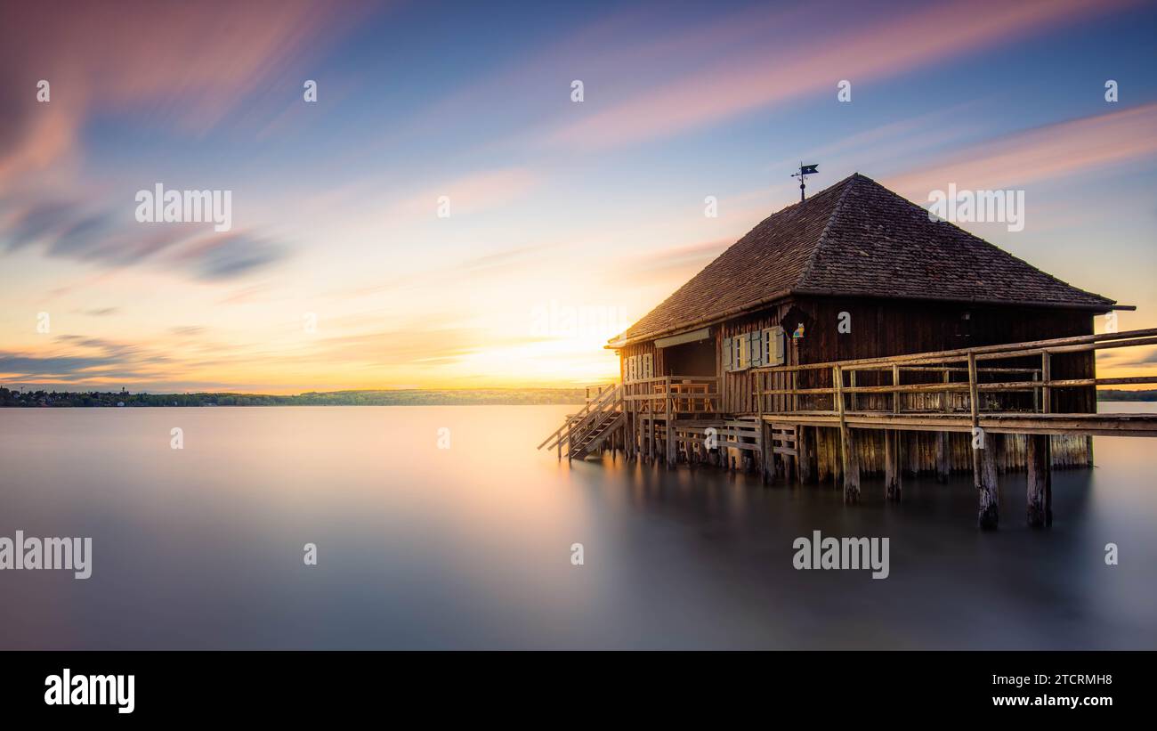 Un beau coucher de soleil dans un hangar à bateaux sur l'Ammersee en Bavière. Photo de haute qualité Banque D'Images