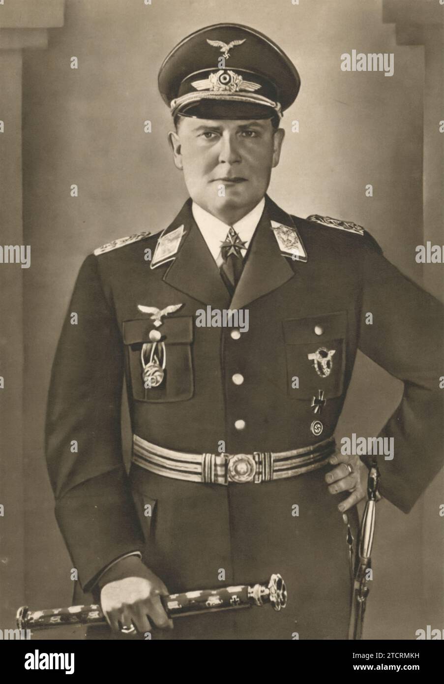Le maréchal Hermann Göring (né le 12 janvier 1893 - mort le 15 octobre 1946), commandant suprême de la Luftwaffe, l'armée de l'air allemande, pendant la Seconde Guerre mondiale Göring a joué un rôle central dans la reconstruction de la force aérienne allemande dans les années précédant et pendant la guerre. Connu pour son leadership dans la Luftwaffe, il a été une figure clé dans les stratégies militaires de l'Allemagne nazie. Banque D'Images