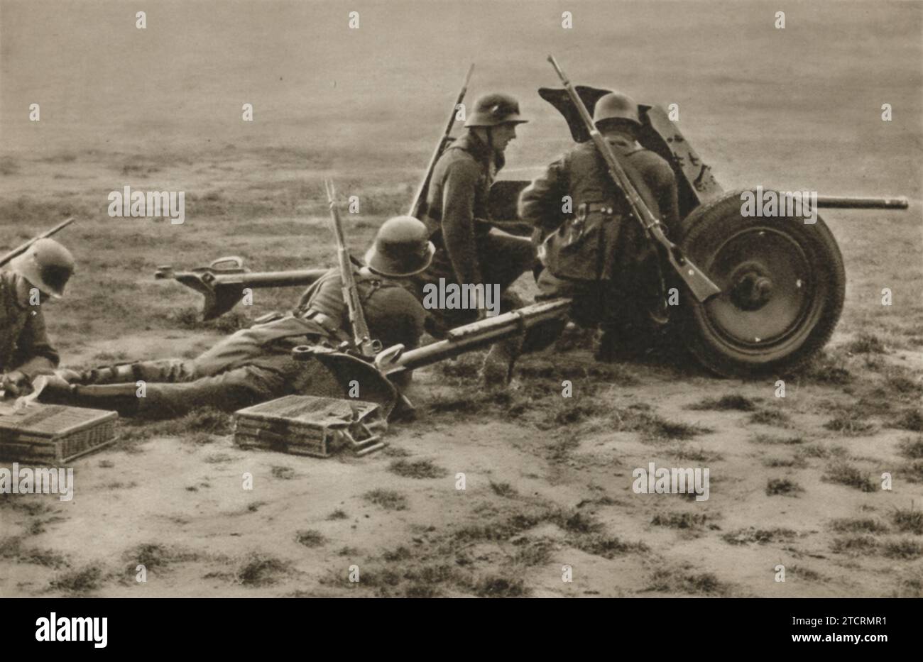 Les recrues allemandes sont capturées au milieu de l'entraînement avec un canon antichar pendant leurs exercices militaires. Cette formation est essentielle pour les familiariser avec les armes lourdes et leur rôle dans le combat. Banque D'Images