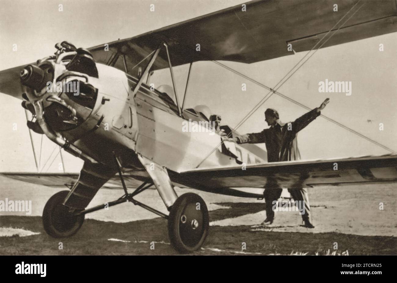 La scène capture une occasion tendue mais capitale pour une recrue allemande de la Luftwaffe, l'armée de l'air allemande, alors qu'il se prépare pour son premier vol en solo. Ce moment charnière dans la formation d'un pilote est l'aboutissement d'une préparation et d'une instruction rigoureuses, ce qui signifie une étape importante dans leur carrière dans l'aviation militaire. La recrue, probablement remplie d'un mélange d'anticipation et de concentration, est sur le point de prendre le contrôle de l'avion de manière indépendante, une étape qui marque sa transition de stagiaire à aviateur. Banque D'Images