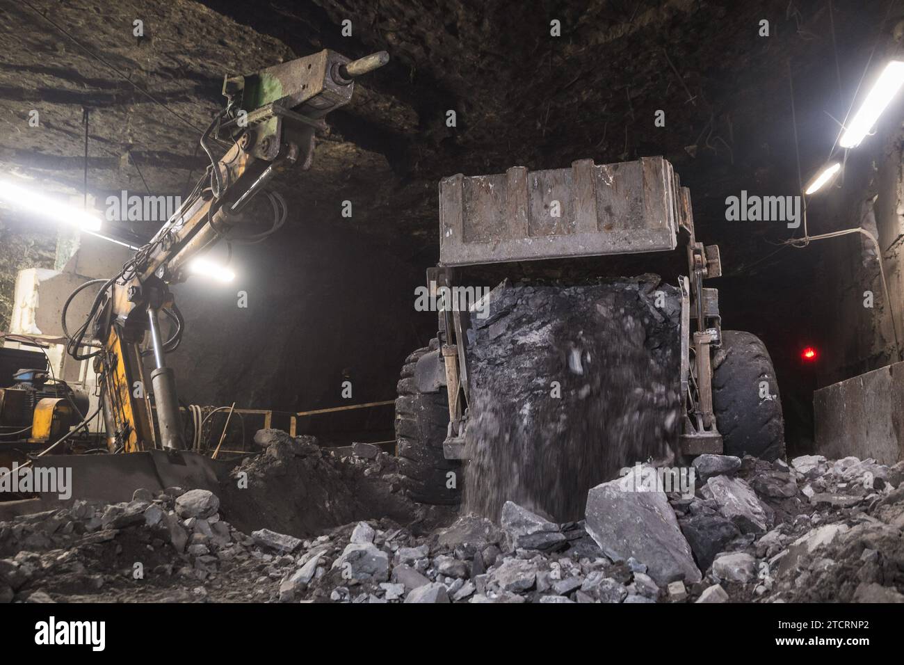 Gros marteau et camion dans la mine cooper. Banque D'Images