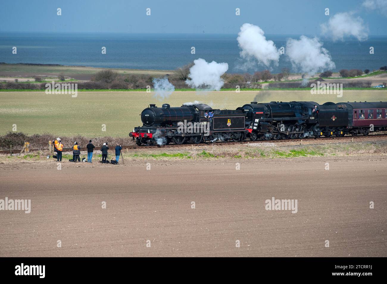 Les passionnés forment une ligne pour photographier les trains à vapeur doublés à weybourne North norfolk, BR Standard Class 9F 2-10-0, 6271,Black Prince .Morayshire ( Banque D'Images