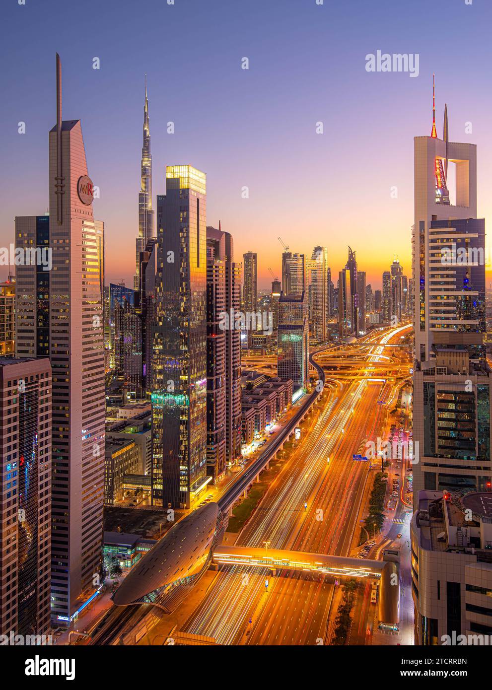 Belle vue aérienne du paysage futuriste de la ville avec des routes, des voitures et des gratte-ciel. Dubaï, Émirats arabes Unis. Photo de haute qualité Banque D'Images