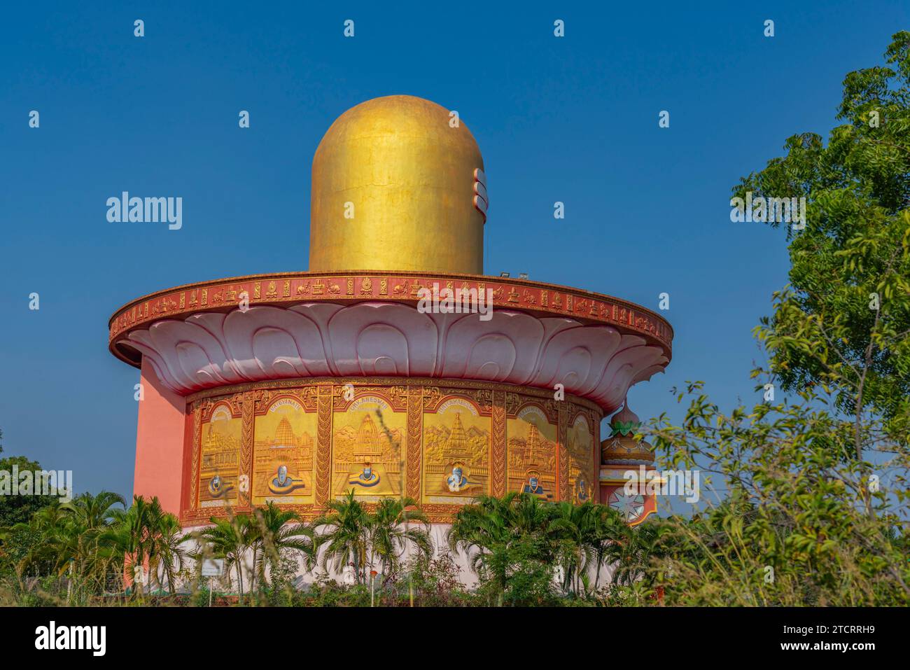 Grand temple de Shiva Lingam de couleur dorée à Puttaparthi, en Inde Banque D'Images